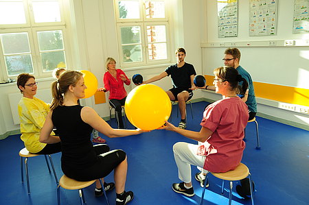 DZHK-Sportgruppe_mit_Gymnastikball__4_.JPG  