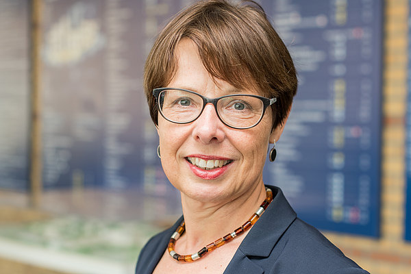 Porträt Frau Professorin Barbara Bröker  